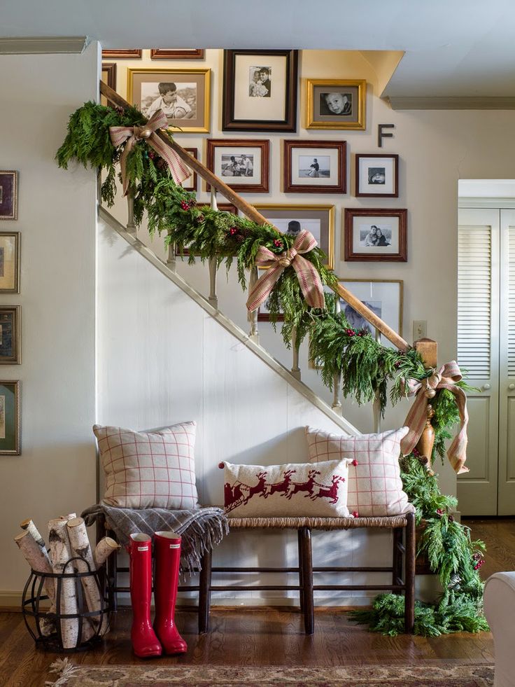 20 Ideas To Decorate Your Stairs Entry For Christmas